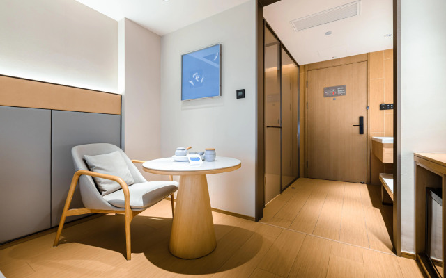 Ji Hotel (Shanghai Lujiabang Road Metro Station)