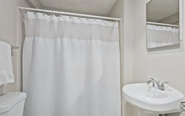 Top Rated Townhome - Largest Corner Unit With Patio, Deck, Basement, and new Luxury Mattresses! Self Checkin. Super Host Support!