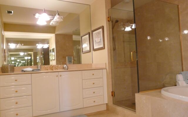 Luxurious Esplanade Condo Overlooking bay