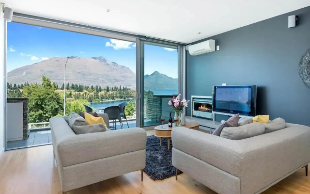 Luxury Lakeview 2 Bedroom Apartment