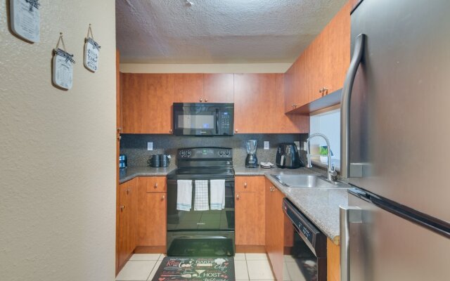 Opa-locka Townhome, 15 Mi to Miami Beach!
