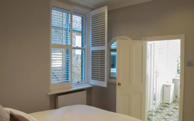 Stunning First Floor Flat In Excellent Location