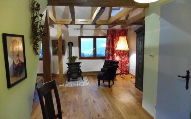 Kleine Villa im wilden Garten