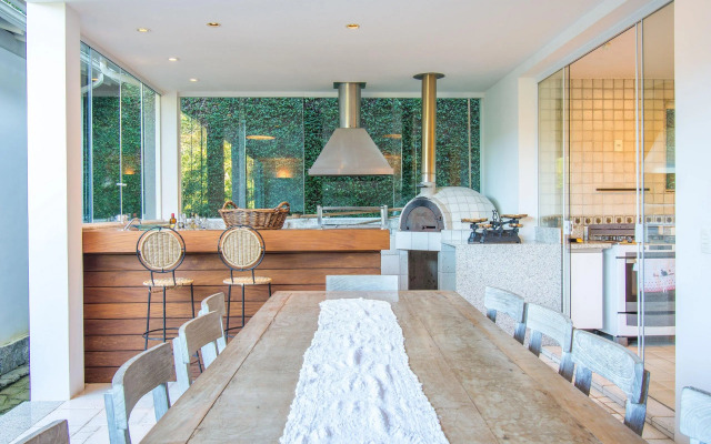 Villa com seis suítes e praia particular