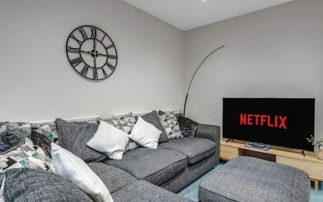 Spacious 4 Bedroom 4 Bath-free Parking Great Links