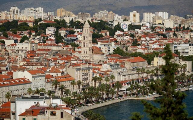 Enticing Holiday Home In Split Near Sea Beach
