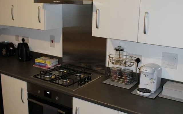 1-bed House - Sleeps 2 - Parking, Wifi