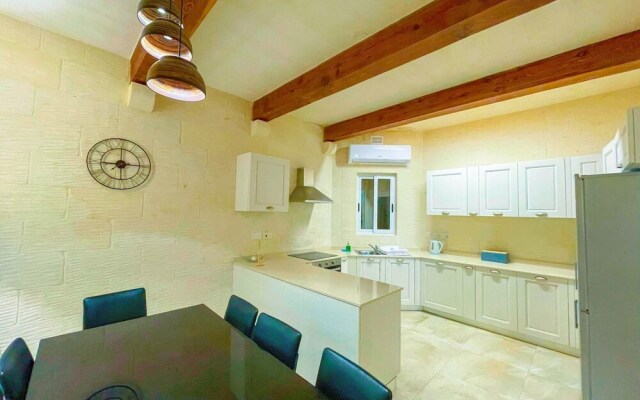 Amazing 4 Bedroom Holiday Home With Infinity Pool
