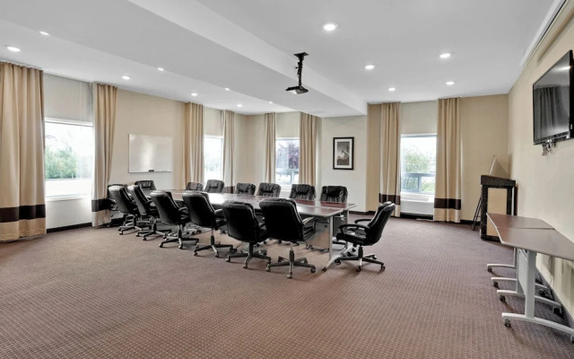 Duvernay Inn & Suites