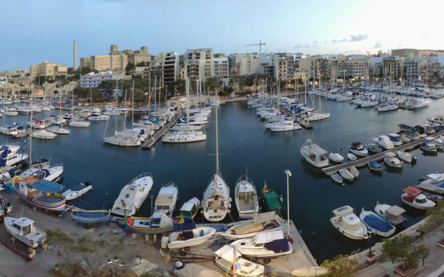 2 bedroom, central and spacious with sea view