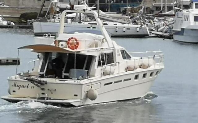 B&B Boat Miguel IV