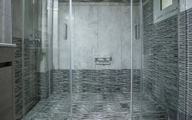 Luxurious 4 Bdrm 3Bath Apt 1- Athens