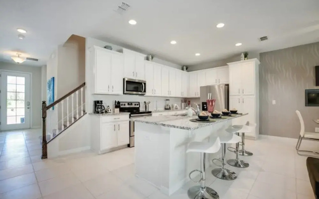 Orlando Newest Resort Community Town Home 5 Bedroom Townhouse by Redawning