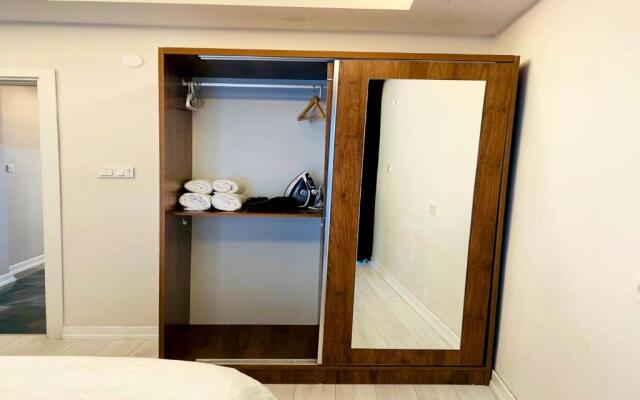 LUXE Bright 2bdr in Center