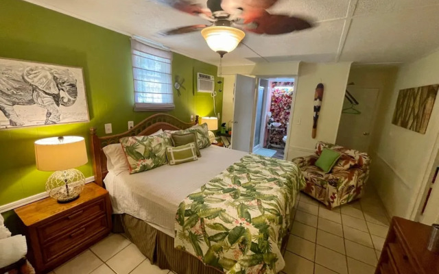 2521 ALOHA King Bed with Sleeper Sofa
