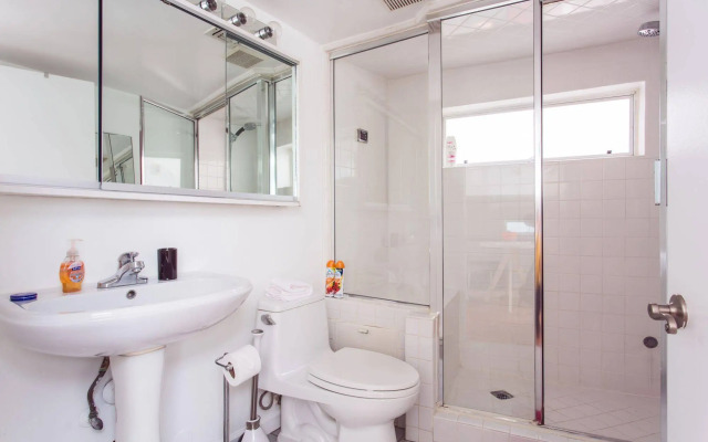 Beverly Hills Modern Guesthouse