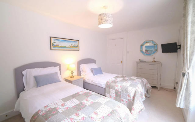 Elizabeth: Charming two bedroom apartment in centre of town