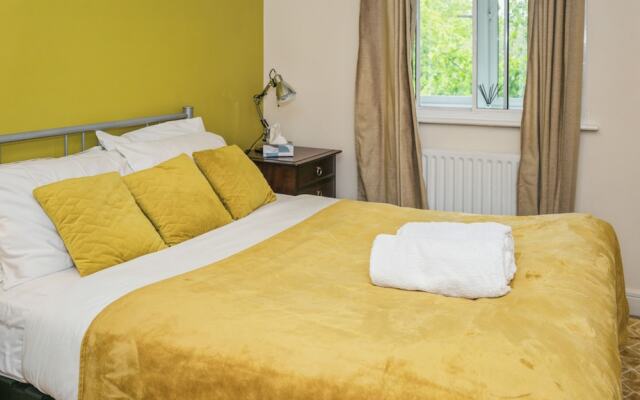 2 Bed Apartment - Sleeps 5 - Wifi - Parking - Pets