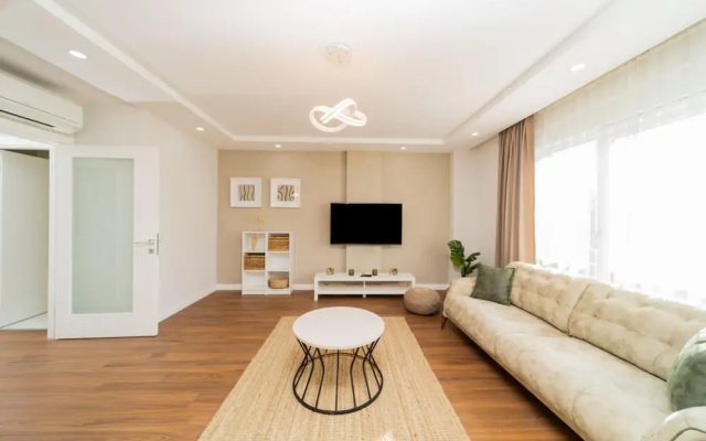 Central Flat With Balcony Near Sea in Muratpasa