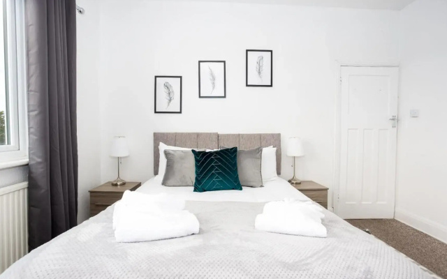 The Woodgrange - 4-Bedroom Apartment