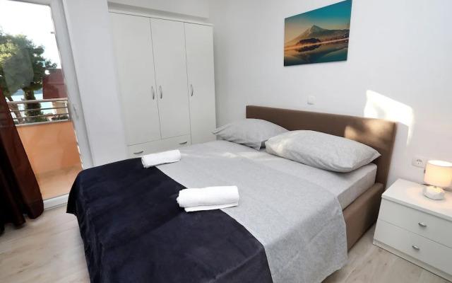 Lovely 2-bed Apartment in Okrug Gornji