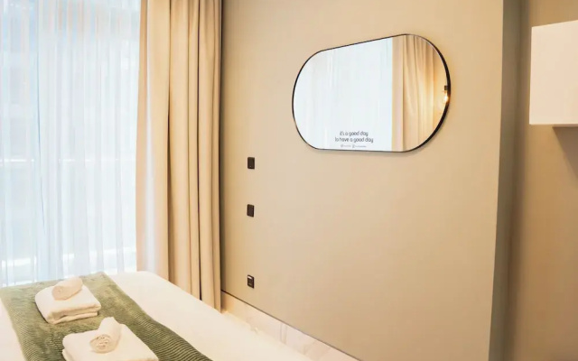 Luxury Studio Rooftop Pool & Gym Access