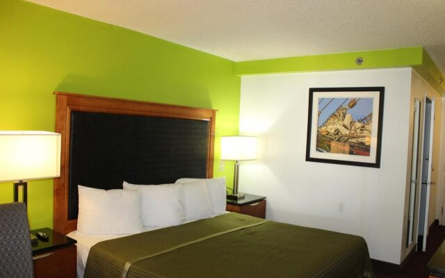 Carla Inn & Suites Roanoke Airport