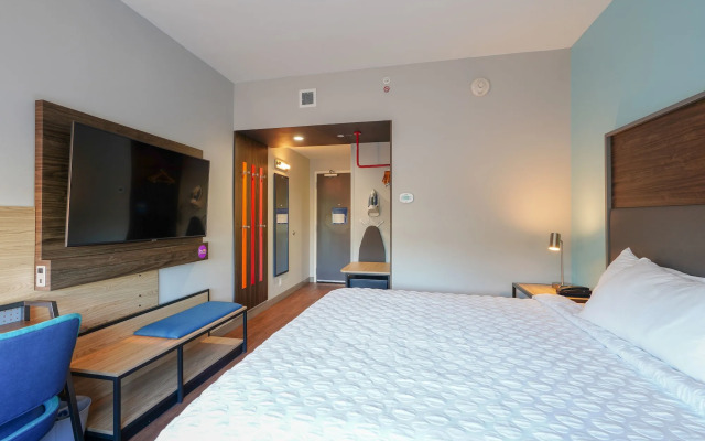 Tru by Hilton Lake City