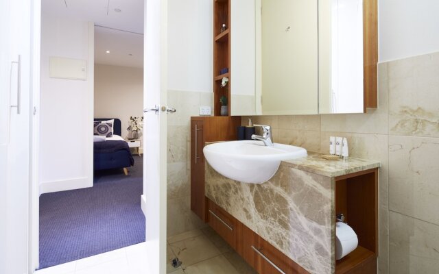 Apt Walking Distance to MCG & Epworth Hospital