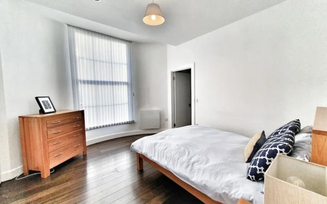 Urbane Spacious Executive Apartment