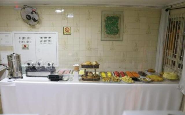 OYO 105 Guaru Plaza Hotel