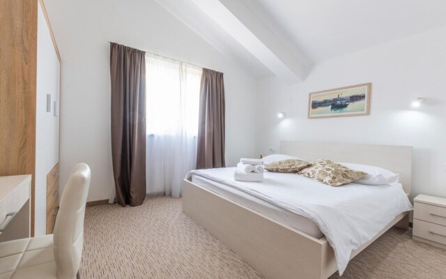 Amazing Home in Mravince With Sauna, Wifi and 9 Bedrooms