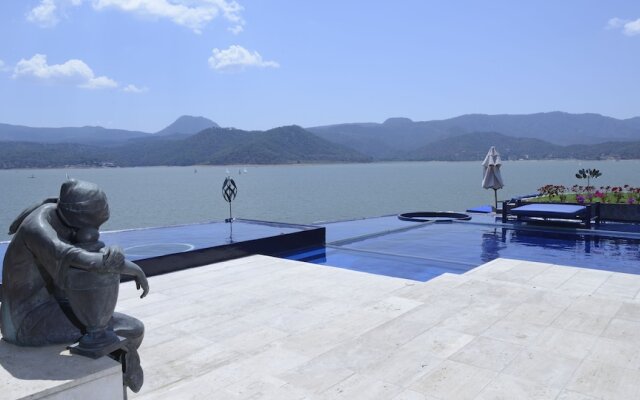 Espectacular y Enigmática Villa en Lago