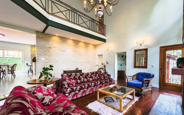 Casa Alto Padrão na Granja Viana - Cond. Fechado
