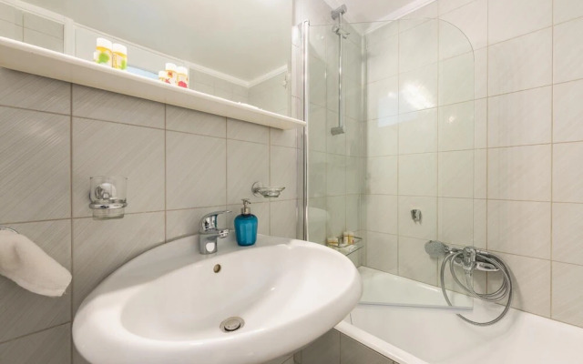 Cozy and Fresh 2bdrm apt Close to Metro