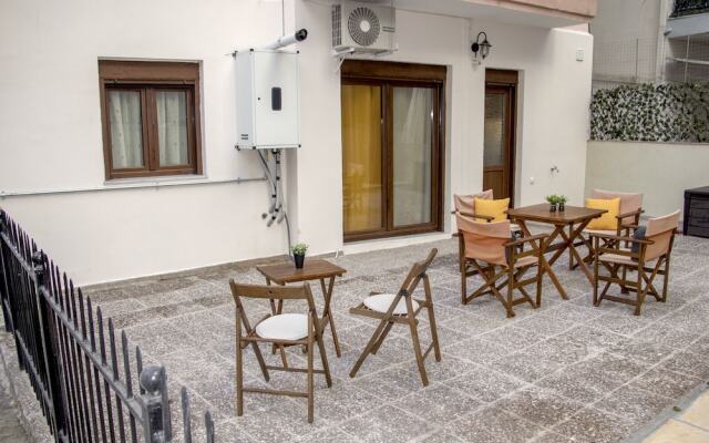 2-Bed Apartment/Private Back Yard In Thessaloniki