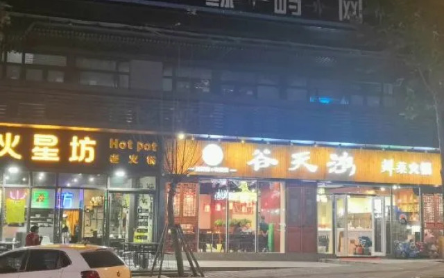 Zhongyi Hotel (Chongqing West Station Branch)