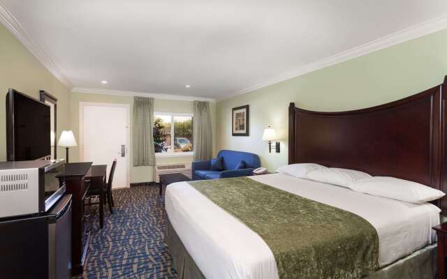 Travelodge by Wyndham Orange County Airport/ Costa Mesa