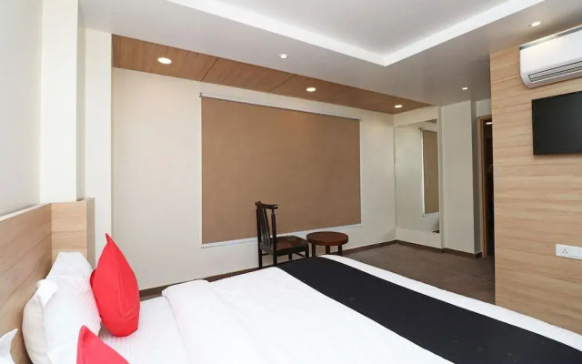 Capital O 30624 Hotel Triton