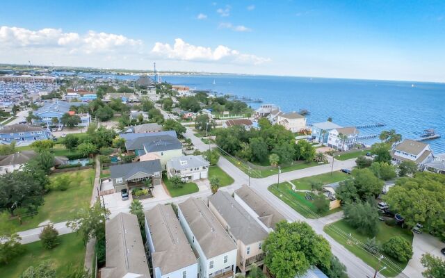 Spacious Kemah Boardwalk Townhome