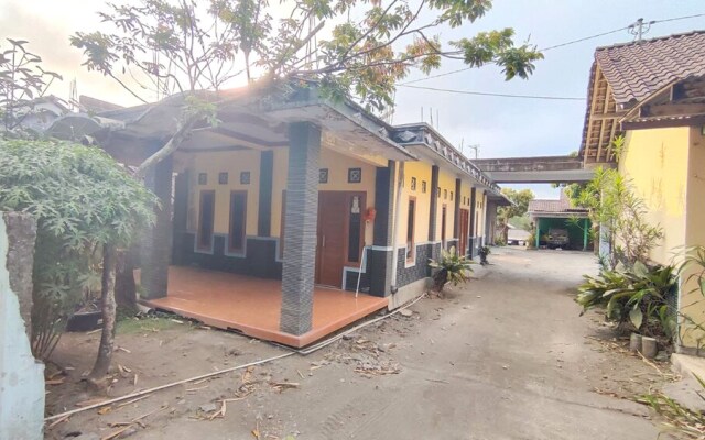OYO 93394 Pondok Wisata Kurniawan 2NearWonogondang Camp ( Bumi Perkemahan Wonogondang )