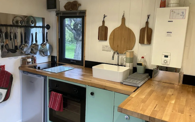 1 Bed Converted Railway Wagon Near Crickhowell