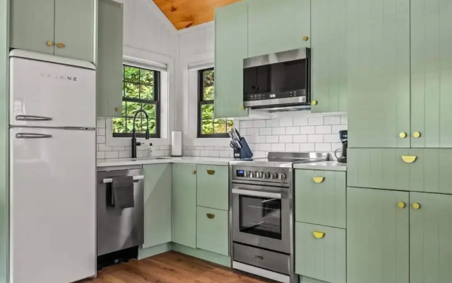 Group Getaway, Modern Cabins Sleep 16, Gatlinburg