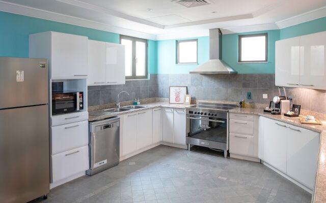 The Palm Jumeirah Villas - Frond E by LUX Holiday Home