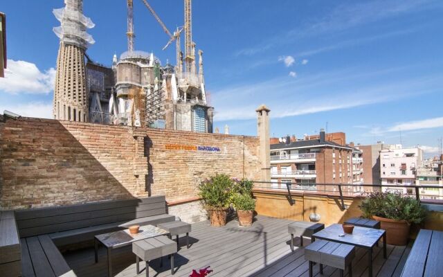 Happy People Sagrada Familia