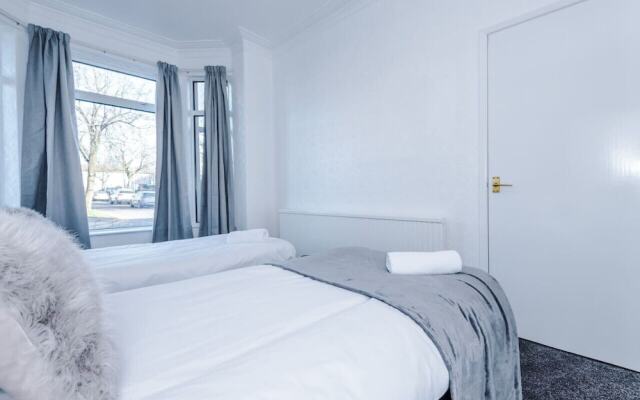 Comfy Four Bedroom House with parking