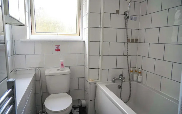 Milton Keynes Home - Sleeps 4 - Parking