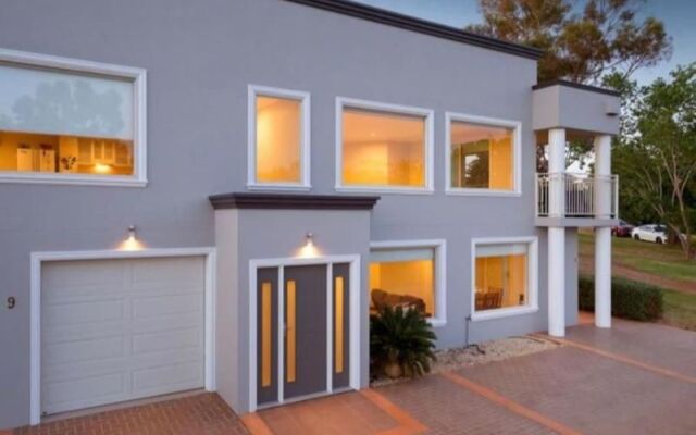 Scenic Villa-Second Storey