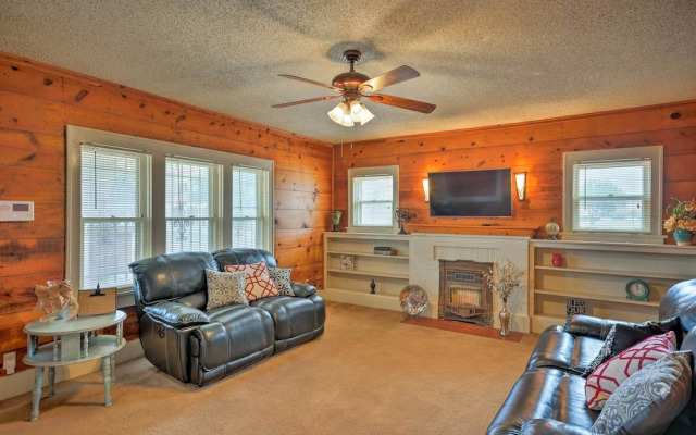 Inviting Lubbock Home > 1 Mi to Downtown