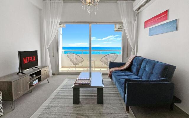 2BR SEAFRONT Apt in city center close to the beach